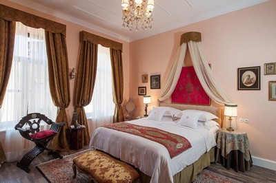 Luxurious bedroom at La Maison Ottomane, featuring elegant Ottoman-inspired decor, rich fabrics, and antique furnishings. Luxurious bedroom at La Maison Ottomane, featuring elegant Ottoman-inspired decor, rich fabrics, and antique furnishings.